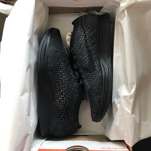 Black/black anthracite nike flyknit racers✨